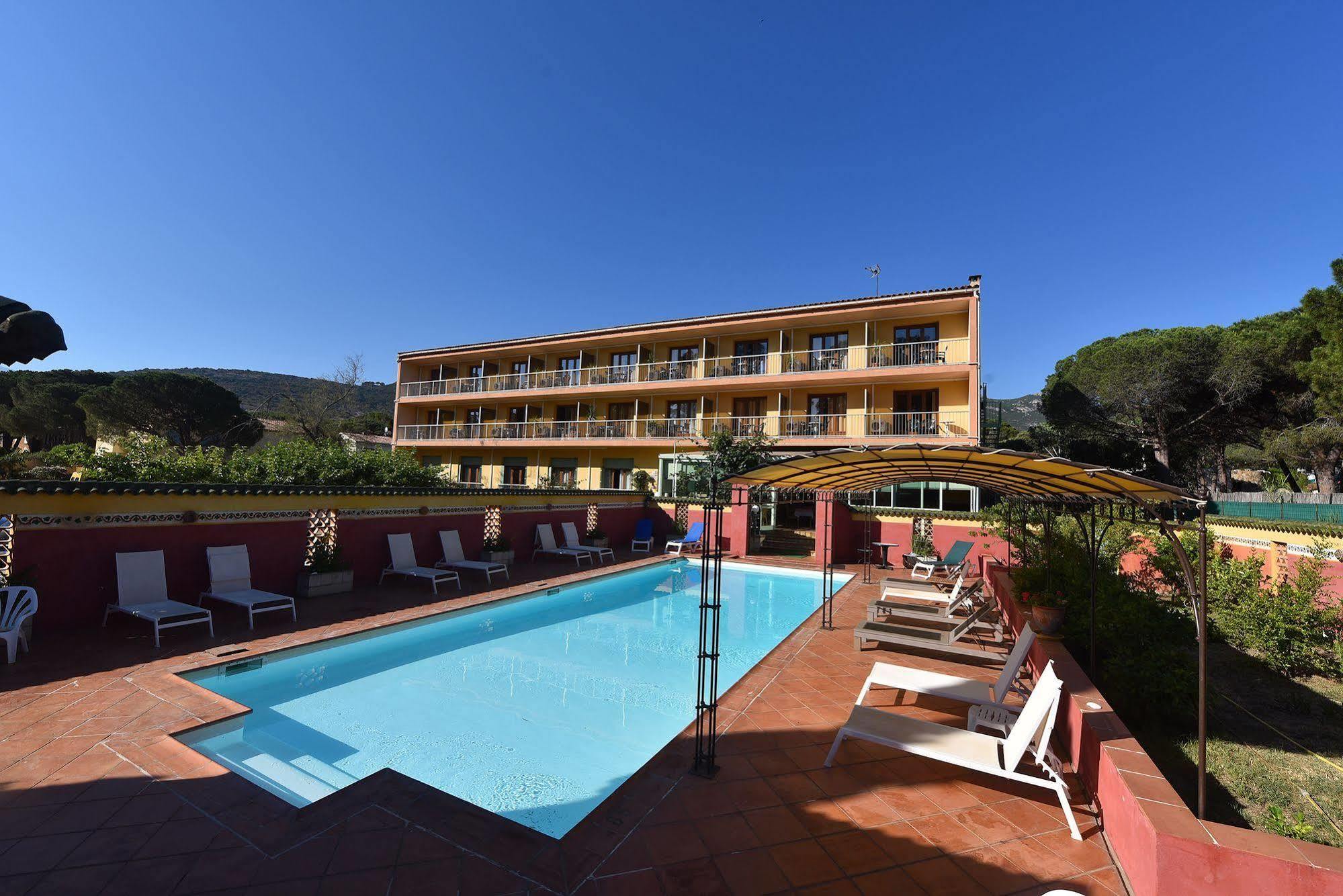 Hotel Cyrnea Кальви Экстерьер фото
