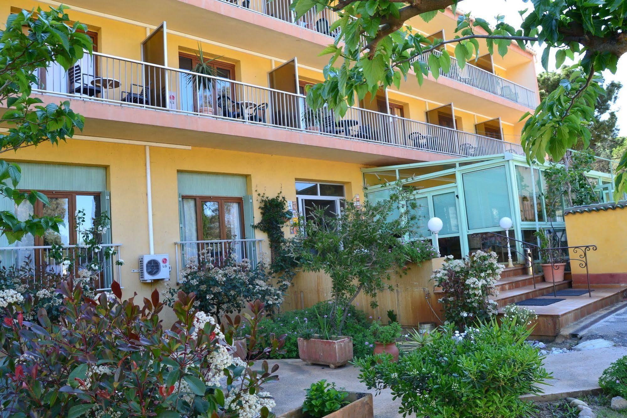 Hotel Cyrnea Кальви Экстерьер фото