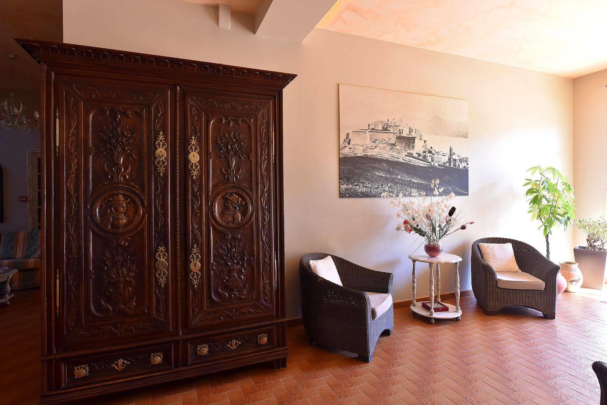 Hotel Cyrnea Кальви Экстерьер фото