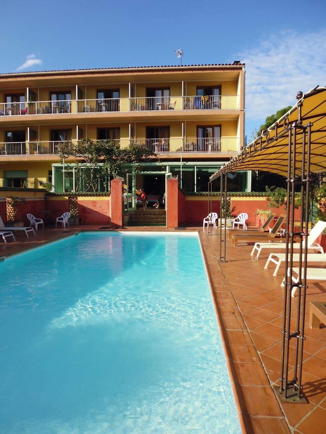 Hotel Cyrnea Кальви Экстерьер фото