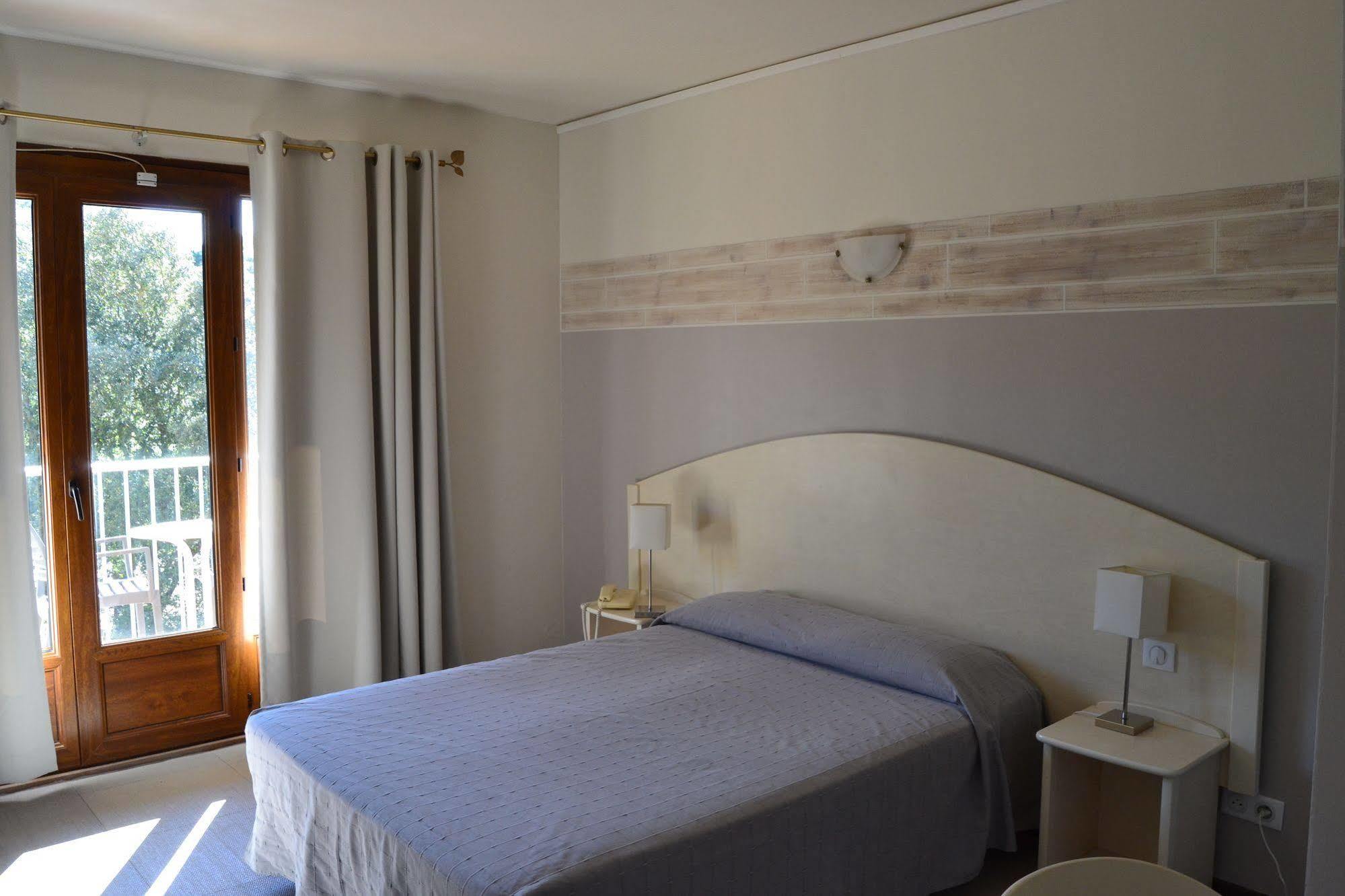 Hotel Cyrnea Кальви Экстерьер фото