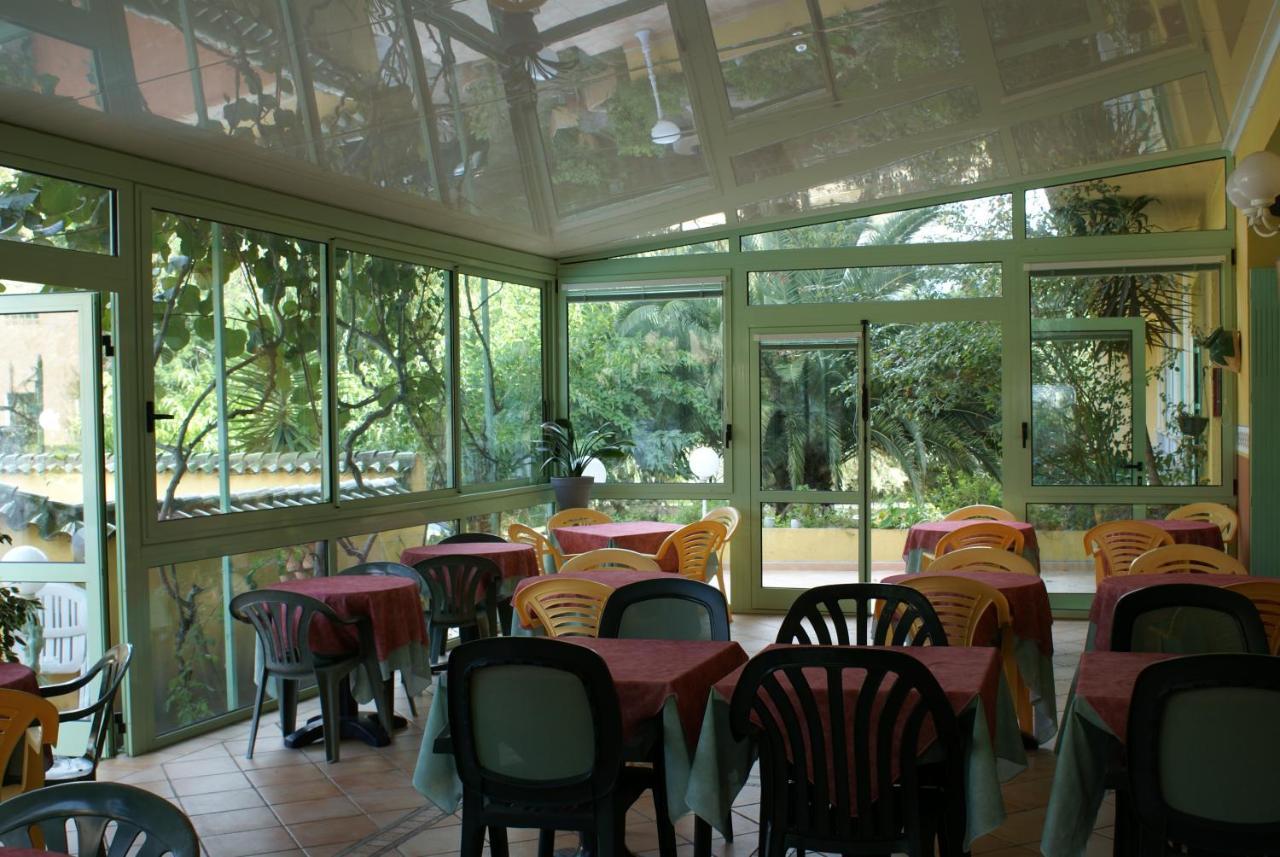 Hotel Cyrnea Кальви Экстерьер фото