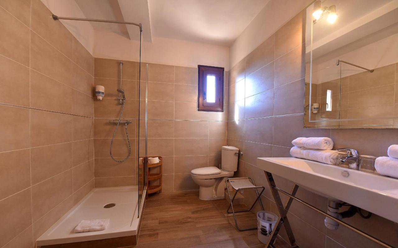 Hotel Cyrnea Кальви Экстерьер фото
